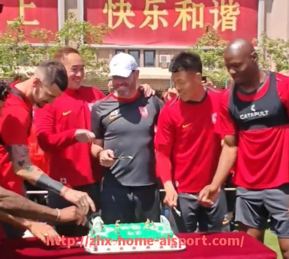 爱体育-世俱杯现场应援组织结构与球迷动员机制研究